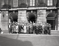 809034 Groepsportret van de leden van de gemeenteraad van de gemeente Utrecht op het bordes van het Stadhuis ...